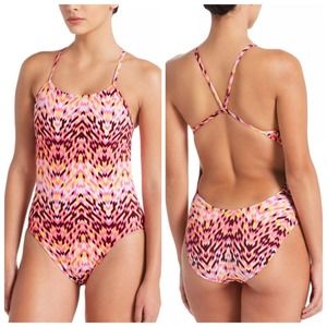 NWT Nike's Women Arrow Cut-Out Swimsuit